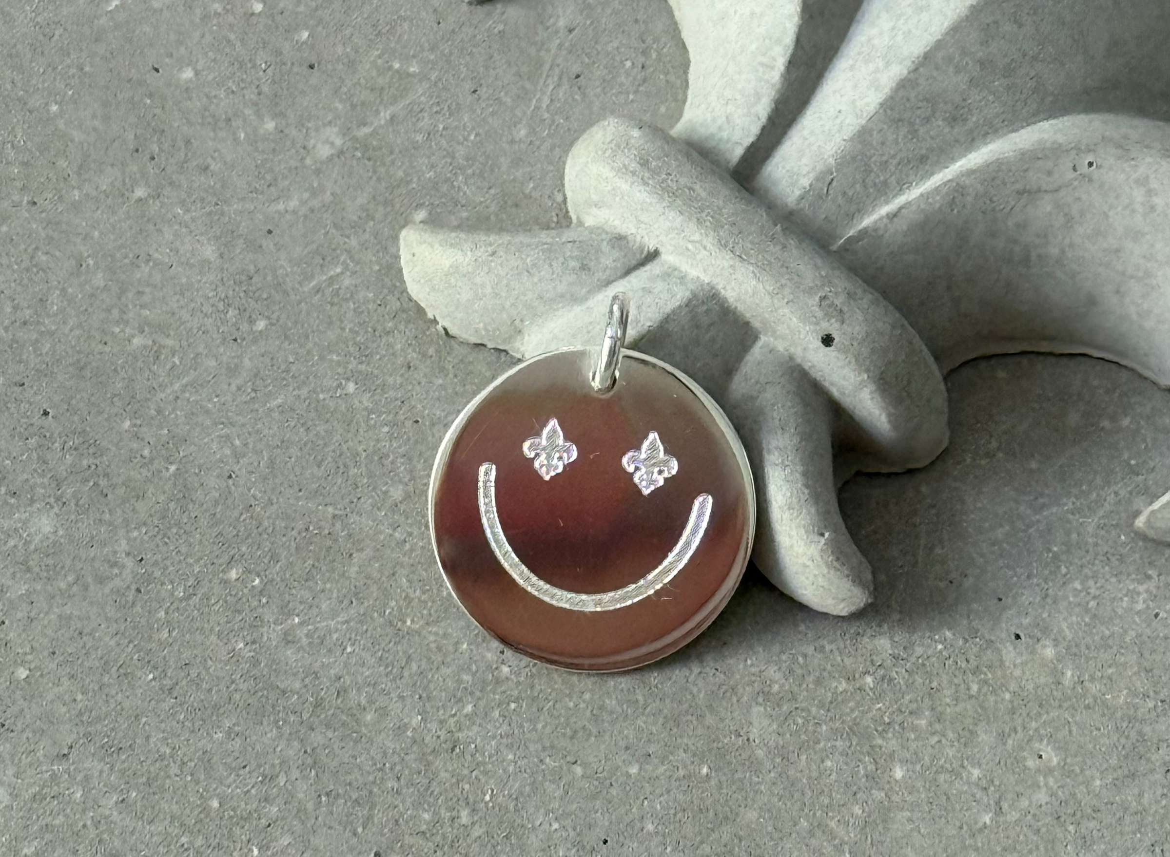 Schmuckanhänger aus 925 Sterling silber runde Gravurplatte 16 mm mit einem Smiley mit Lilienaugen