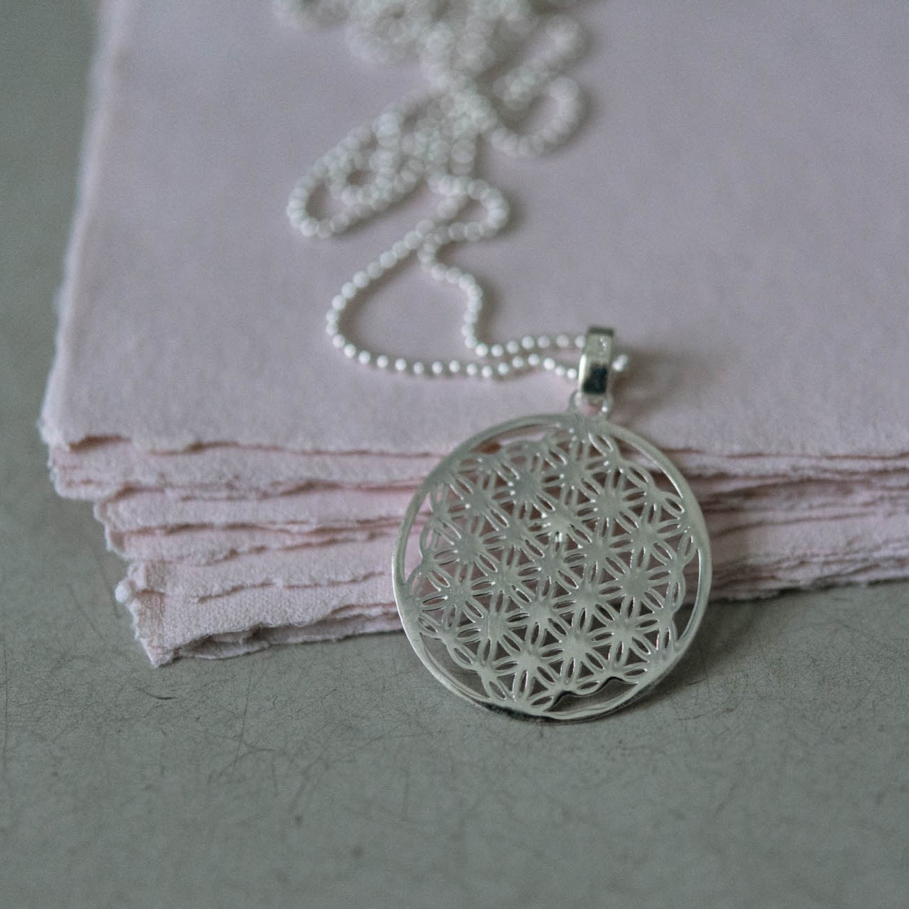Elli Halskette Damen Blume Flower Smiley Disc Anhänger Buchstabe L in