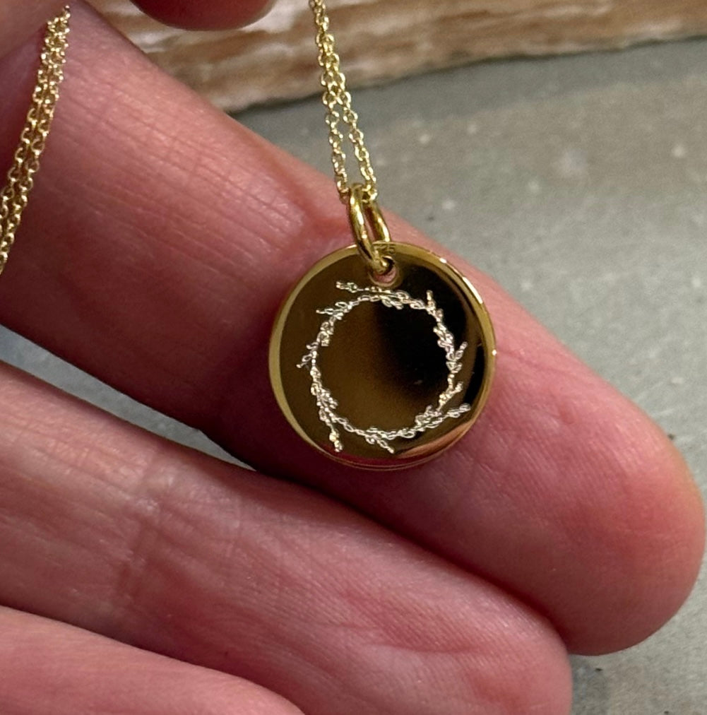 Handgezeichnete Weidenkranz-Gravur auf goldenem Anhänger – individueller Schmuck von Lilienglück