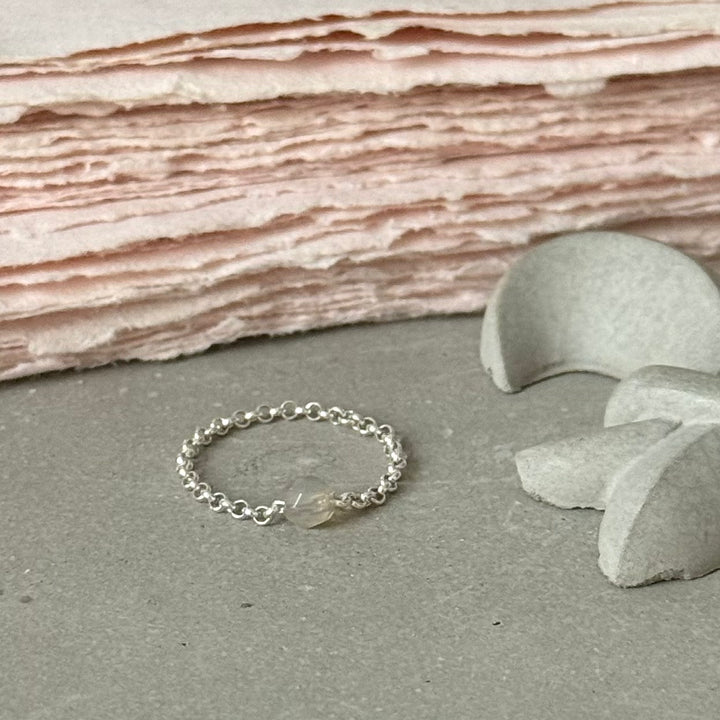 KETTENRING MIT EDELSTEIN