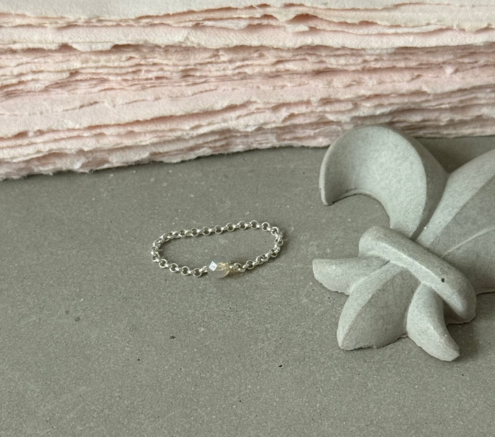 KETTENRING MIT EDELSTEIN