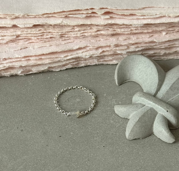 KETTENRING MIT EDELSTEIN